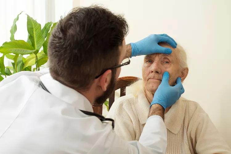 Foto principal de Higiene de los ojos del anciano